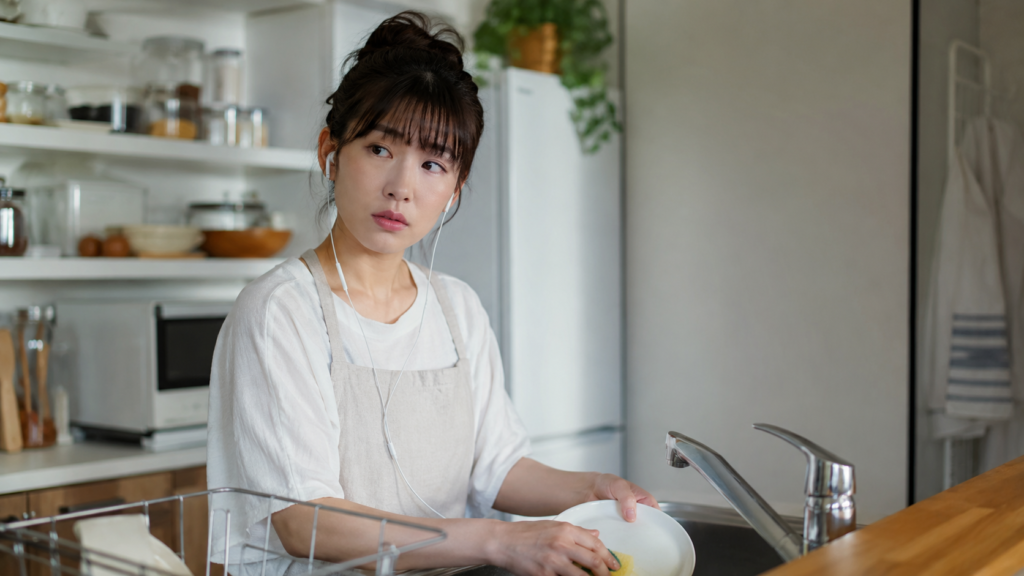 家事をしながら聞く読書で内容を聞き逃す日本人女性