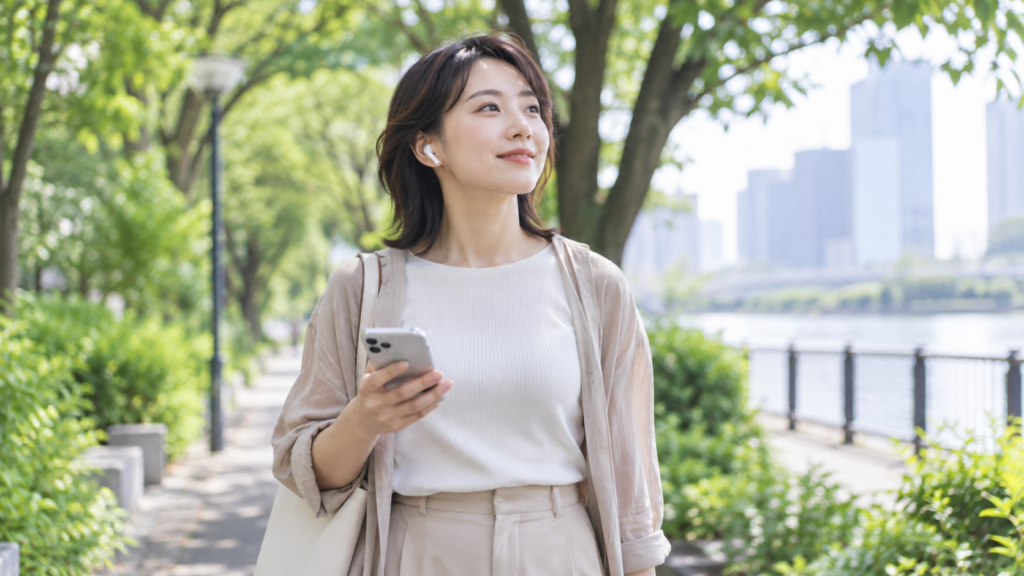 散歩しながらオーディオブックでながら読書をする日本人女性